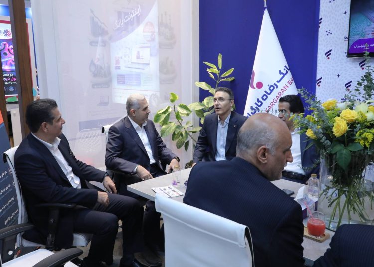 بازدید معاون وزیر اقتصاد از غرفه بانک رفاه کارگران در نمایشگاه الکامپ